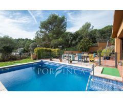 Villa con carácter de 5 dormitorios cerca de Palamós en un entorno verde. Piscina.