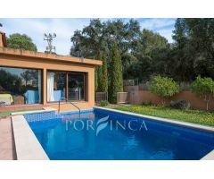 Villa con carácter de 5 dormitorios cerca de Palamós en un entorno verde. Piscina.