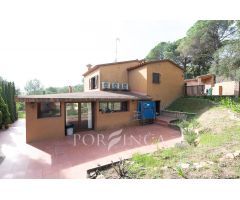 Villa con carácter de 5 dormitorios cerca de Palamós en un entorno verde. Piscina.
