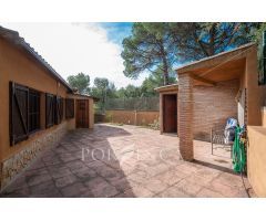 Villa con carácter de 5 dormitorios cerca de Palamós en un entorno verde. Piscina.