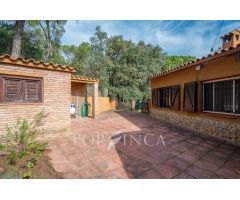 Villa con carácter de 5 dormitorios cerca de Palamós en un entorno verde. Piscina.