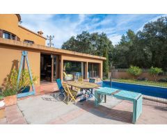 Villa con carácter de 5 dormitorios cerca de Palamós en un entorno verde. Piscina.