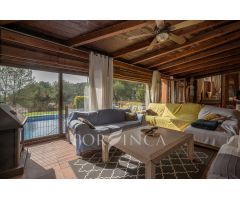 Villa con carácter de 5 dormitorios cerca de Palamós en un entorno verde. Piscina.