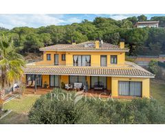 Gran chalet muy confortable en una bonita zona a 1,5 km de la playas de la Costa Brava.