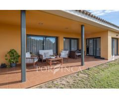 Gran chalet muy confortable en una bonita zona a 1,5 km de la playas de la Costa Brava.