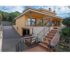 Gran chalet muy confortable en una bonita zona a 1,5 km de la playas de la Costa Brava.