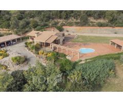 Villa Rústica en plena naturaleza de la Costa Brava con Piscina, Bodega y Campo de Fútbol