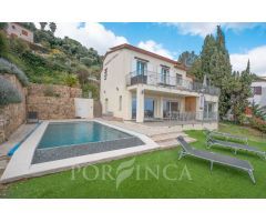 Villa de 5 habitaciones con vistas panorámicas al mar, piscina y licencia turística en Calonge