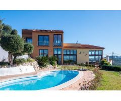 Villa moderna y espaciosa en venta en una posición única con impresionantes vistas.