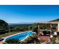 Villa moderna y espaciosa en venta en una posición única con impresionantes vistas.