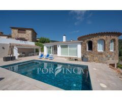 Villa de lujo con vistas al mar , licencia turística, en una ubicación inmejorable en Cabanyes