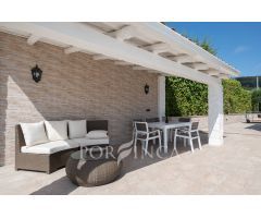 Villa de lujo con vistas al mar , licencia turística, en una ubicación inmejorable en Cabanyes