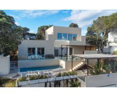 Moderna casa de ensueño con vistas espectaculares al mar en Calonge