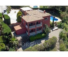 Villa con carácter único, gran jardín con piscina y espectaculares vistas en Calonge