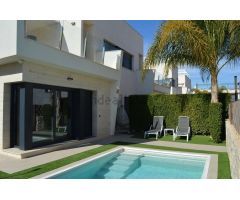 CHALET INDEPENDIENTE DE 3 DORMITORIOS CON PISCINA PROPIA EN PILAR DE LA HORADADA