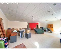Se alquila local comercial