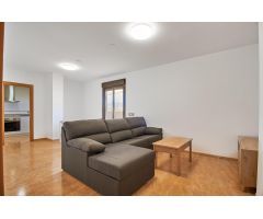 Piso con terraza y muebles