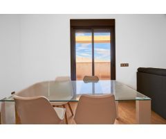 Piso con terraza y muebles