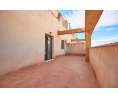 Piso con terraza y muebles