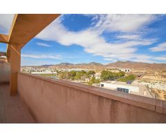 Piso con terraza y muebles