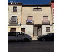 INMOBILIARIA VENDE CASA CON PATIO EN UNA DE LAS CALLES MAS CENTRICAS DE BRIHUEGA, GUADALAJARA