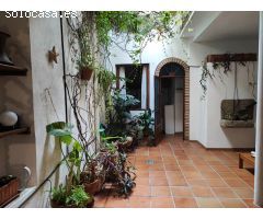 Bonita Casa de 2 Plantas y Azotea con negocio de alquiler incluido en Córdoba, cerca del Rio.