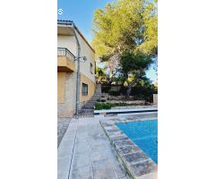 Encantadora Villa en Urbanización Cerca de Castellón – 6 Dormitorios, Piscina y Vistas al Mar