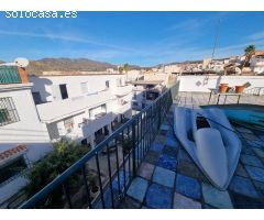 Casa Adosada de 5 Habitaciones con Terraza y Patio en Ciudad Jardín