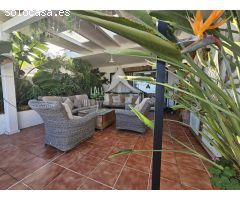 Exclusiva vivienda adosada reformada con vistas al mar, a metros de la playa