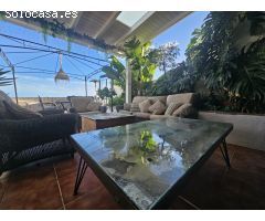 Exclusiva vivienda adosada reformada con vistas al mar, a metros de la playa