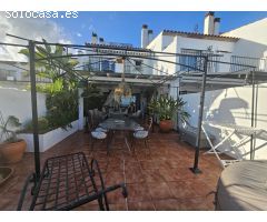 Exclusiva vivienda adosada reformada con vistas al mar, a metros de la playa