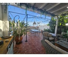 Exclusiva vivienda adosada reformada con vistas al mar, a metros de la playa