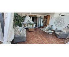 Exclusiva vivienda adosada reformada con vistas al mar, a metros de la playa