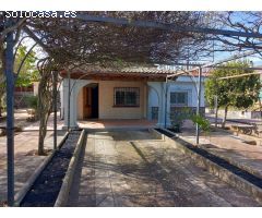 Casa de una planta con piscina y terreno llano de 860m²