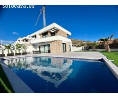 Villa nueva con piscina grande y las vistas al mar