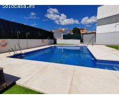 **Exclusivo pareado seminuevo en urbanización privada con piscina – Puerto de la Torre**