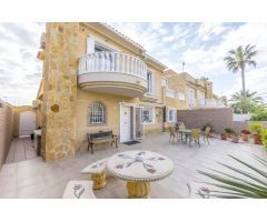 Villa Adosada de Lujo en Aguas Nuevas con Piscina Comunitaria