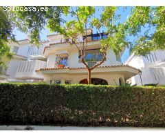 Elegante apartamento en venta en la urbanización Los Naranjos de Marbella. Málaga