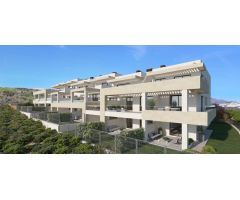 Ático con solárium y vistas al mar en venta en la zona de Guadalobon, Estepona. Málaga