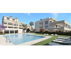 Ático con solárium y vistas al mar en venta en la zona de Guadalobon, Estepona. Málaga