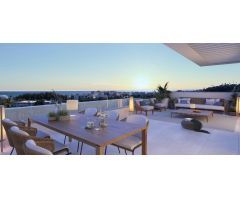 Ático con solárium y vistas al mar en venta en la zona de Guadalobon, Estepona. Málaga