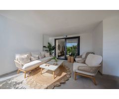 Estupendo apartamento con jardín privado en venta en Estepona. Málaga