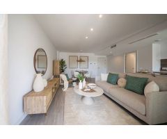 Estupendo apartamento con jardín privado en venta en Estepona. Málaga