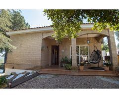 Oasis Privado en el Aljarafe Sevillano: Casa de Ensueño en venta con Piscina y Privacidad Total