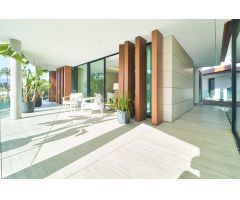 Lujoso Apartamento en Primera Línea de Playa con Amplias Terrazas en venta en Estepona