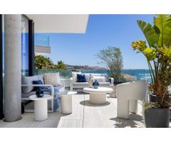 Lujoso Apartamento en Primera Línea de Playa con vistas al mar en venta en Estepona, Málaga