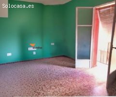INMHO en exclusiva en el  centro de Mairena del Alcor con terraza y patio, ideal para inversion.