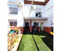 ¡Oportunidad única! Vivienda de tres plantas en esquina en Burguillos.