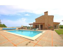 Estupenda villa con casita de invitados, piscina y garaje con vistas a San Salvador
