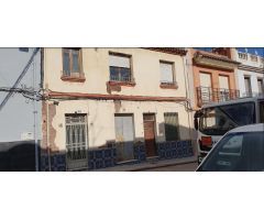 SE VENDE GRAN CASA  EN EL CENTRO DEL PUEBLO PARA REFORMAR